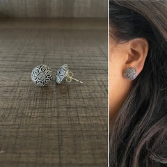 1.5 cm diameter carving rava work studs with antique finish in pure silver