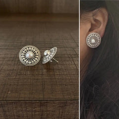 2.1 cm diameter carving rava work studs with a pearl center in pure silver