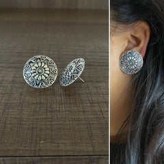 2.5 cm diameter carving rava work studs in pure silver