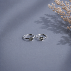 Small round flat rava motif thin band toe ring in pure silver (one pair)