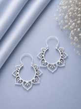 Seven petal floral pattern balis in pure silver