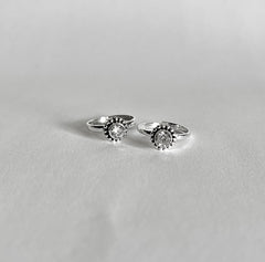 Single cz with rava border toe ring in pure silver (one pair)