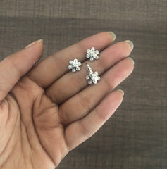 Compact flat flower set with cz stones in pure silver