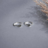 Small single Daisy motif thin band toe ring in pure silver (one pair)
