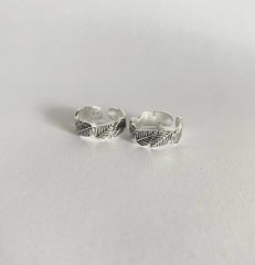 Uneven Leaf pattern toe ring in pure silver (one pair)