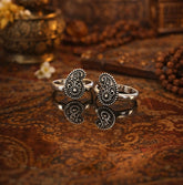 Paisley carving work adjustable toe ring in pure silver