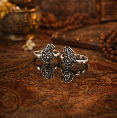 Paisley carving work adjustable toe ring in pure silver