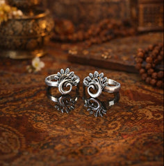 Curved peacock pattern adjustable toe ring in pure silver