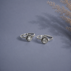 Single cz with rava border toe ring in pure silver (one pair)