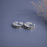 Triangular geometric pattern toe rings in pure silver (one pair)