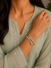 Single sea shell motif plain kada in pure silver