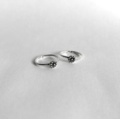 Small single Daisy motif thin band toe ring in pure silver (one pair)