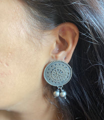 3cm diameter rava carving work antique finish studs with ball hangings in pure silver