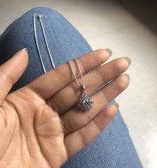 Compact flower pattern cz stone pendant with an 18'' chain in pure silver