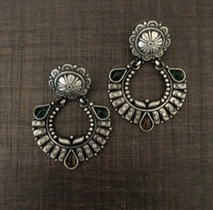 Geometric pattern kemp stone antique finish earrings in pure silver