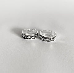 Triangular geometric pattern toe rings in pure silver (one pair)