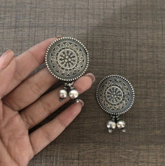 3cm diameter rava carving work antique finish studs with ball hangings in pure silver