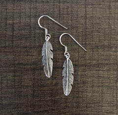 Oxidized finish feather pattern hanging earrings in pure silver