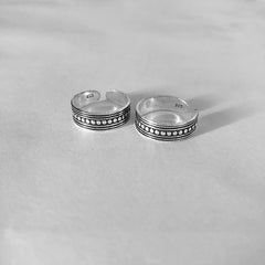 Linear and circular carving pattern toe ring in pure silver (one pair)
