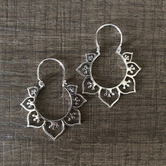 Seven petal floral pattern balis in pure silver