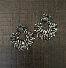 Parrot pattern border kemp stone antique finish earrings in pure silver