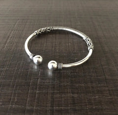 Rounded ends spiral wire pattern kada in pure silver