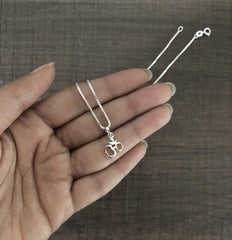 Small Om pendant with an 18'' chain in pure silver