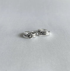 Single flower pattern two line toe ring in pure silver (one pair)