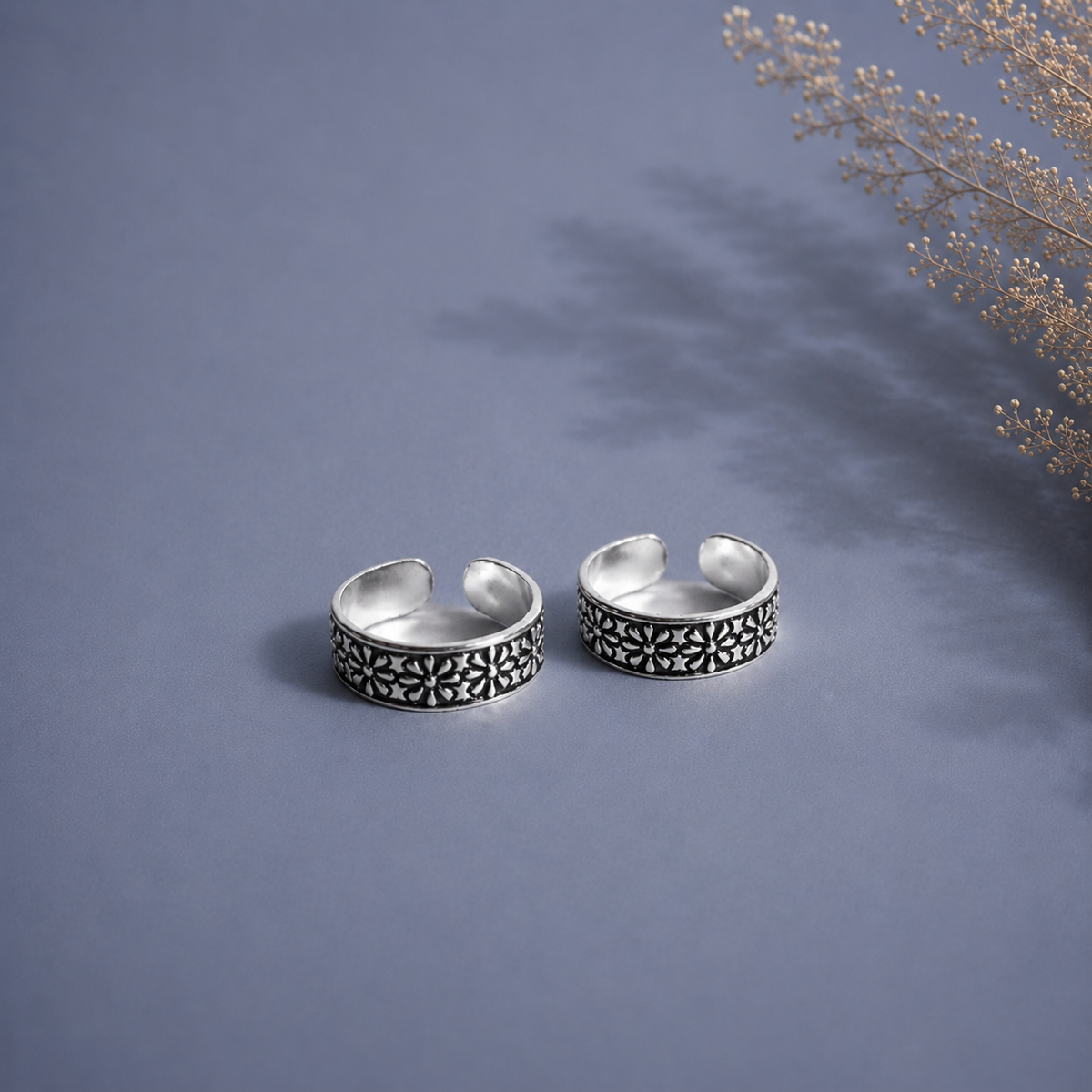 Small flower pattern toe ring in pure silver (one pair)