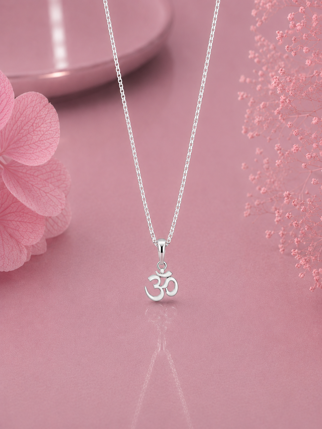 Small Om pendant with an 18'' chain in pure silver