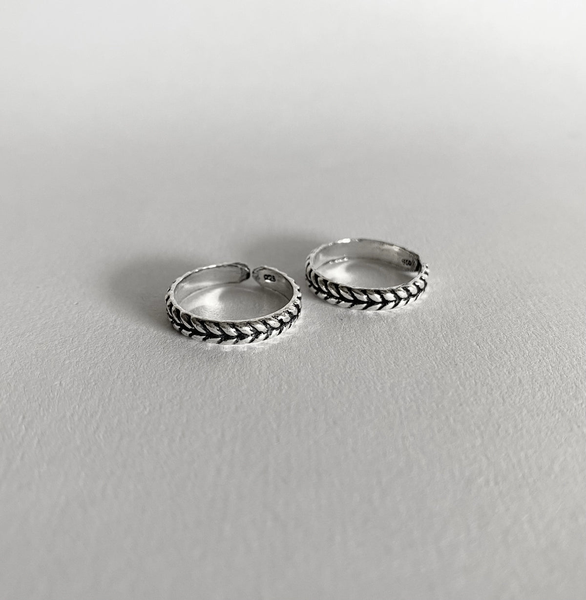 Tiny leaf pattern toe ring in pure silver (one pair)