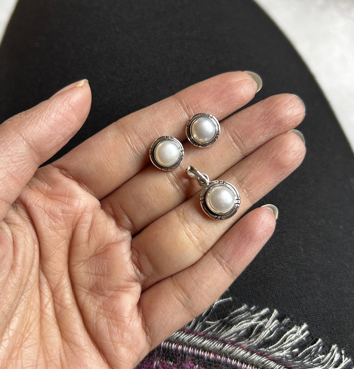 1.1cm pearl pendant along with matching 9mm studs in pure silver