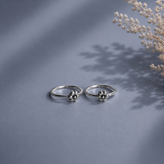 Cute handmade flower motif thin band toe ring in pure silver (one pair)