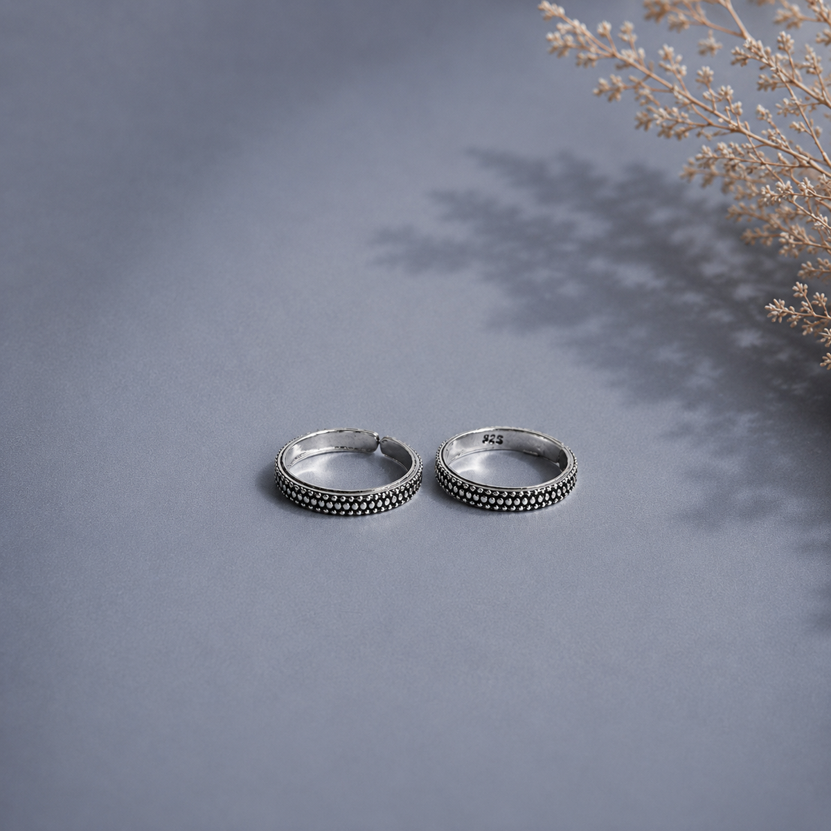 Thin rava work toe ring in pure silver (one pair)