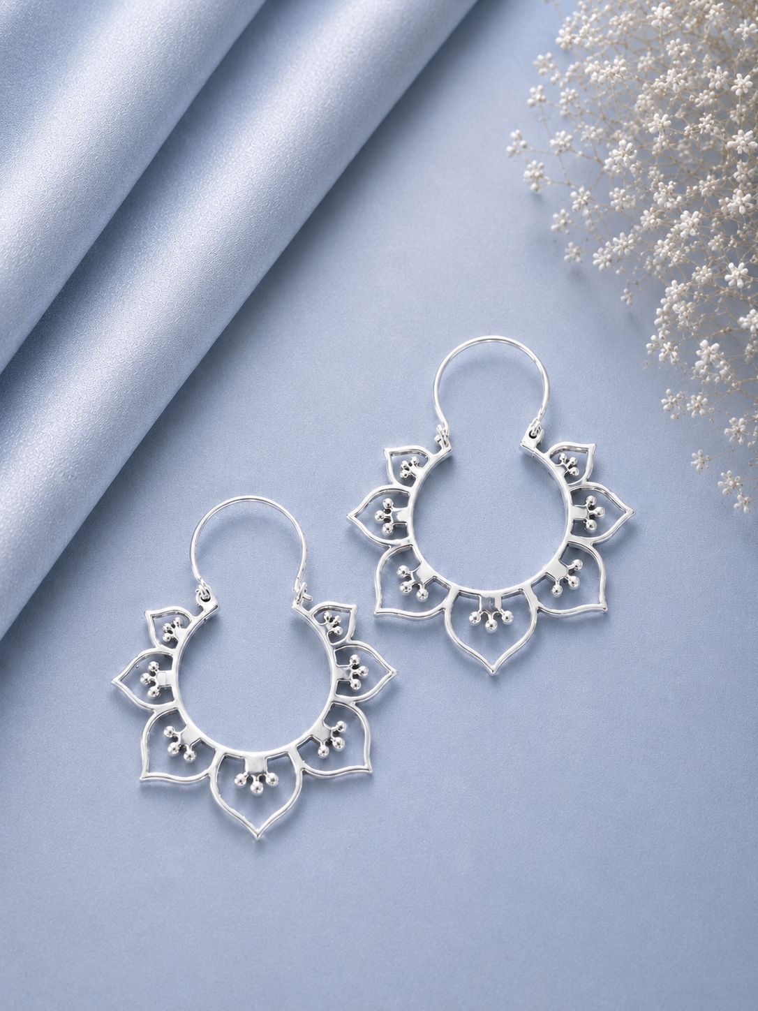 Seven petal floral pattern balis in pure silver
