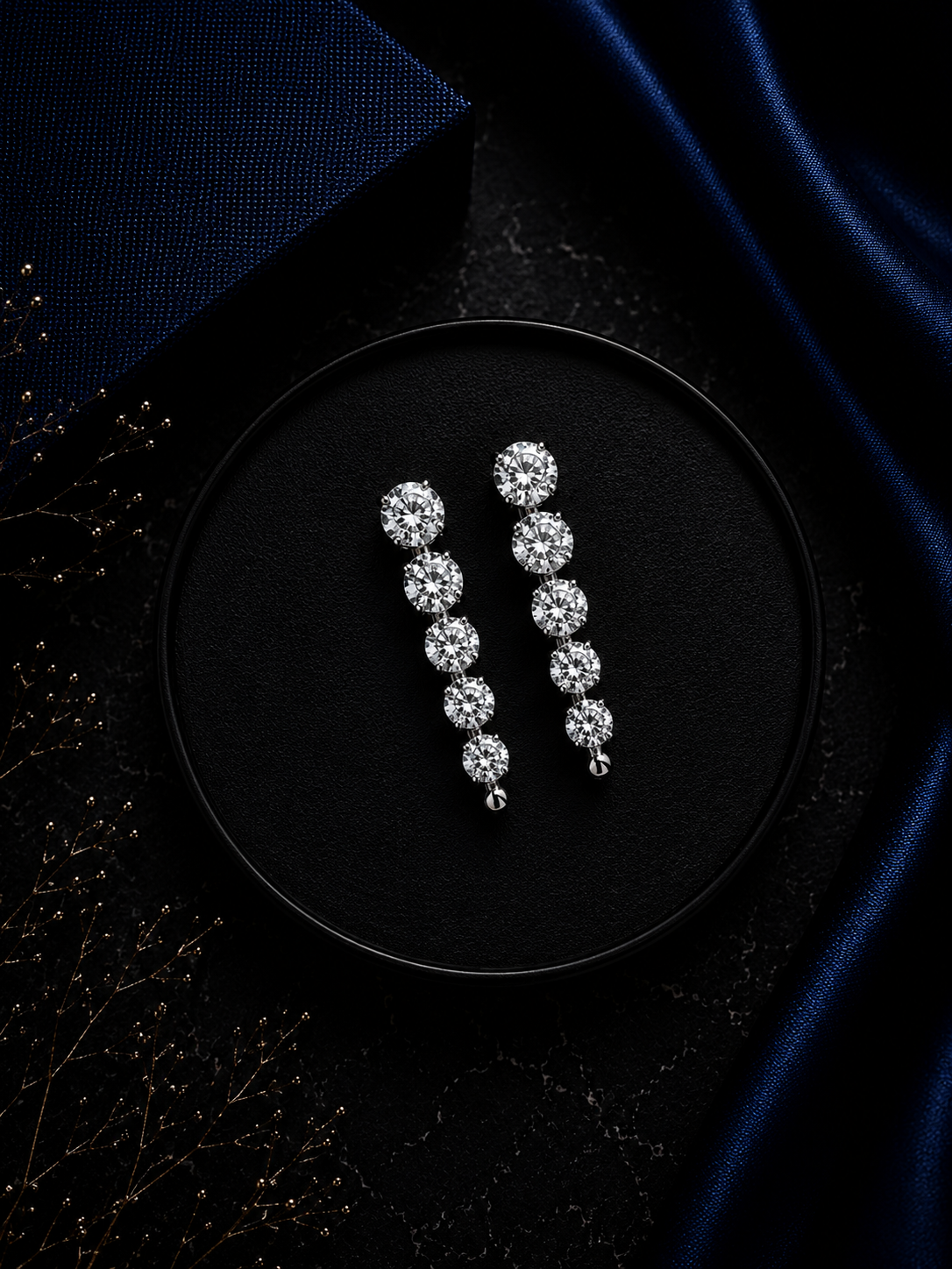 Five consecutive 3.3 cm long cz stone earring crafted in pure silver