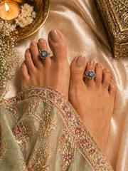 Flower pattern single stone adjustable traditional toe ring in pure silver (one pair)