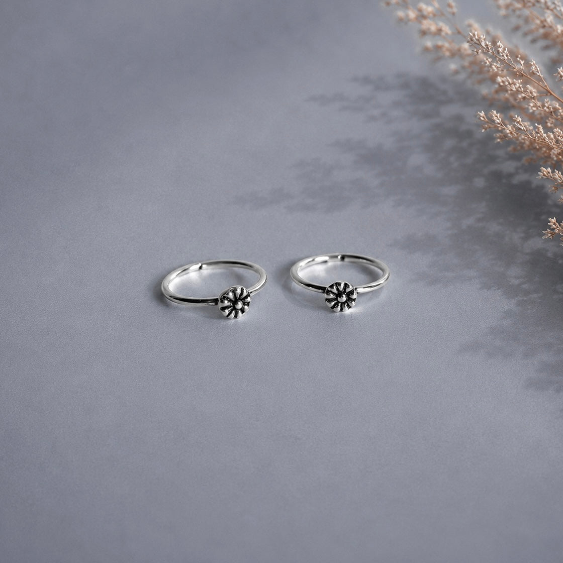 Small single Daisy motif thin band toe ring in pure silver (one pair)