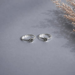 Small single Daisy motif thin band toe ring in pure silver (one pair)