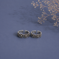 Handmade flower motif toe rings in pure silver (one pair)