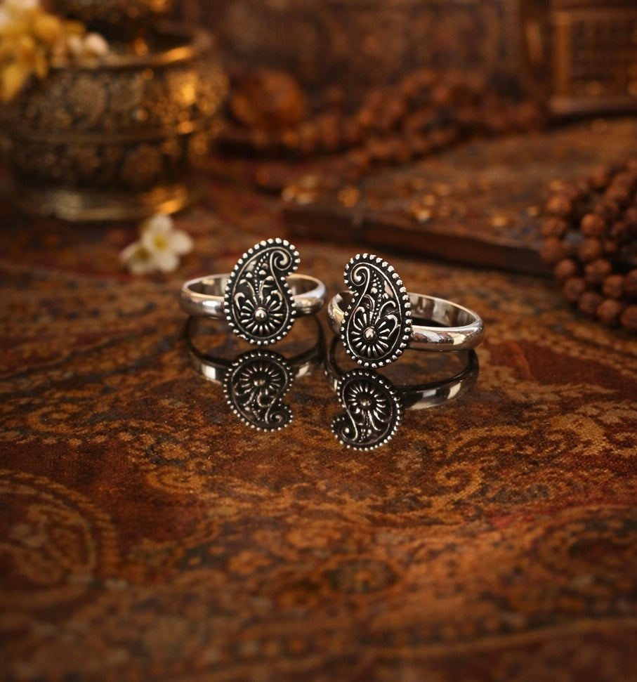 Paisley carving work adjustable toe ring in pure silver