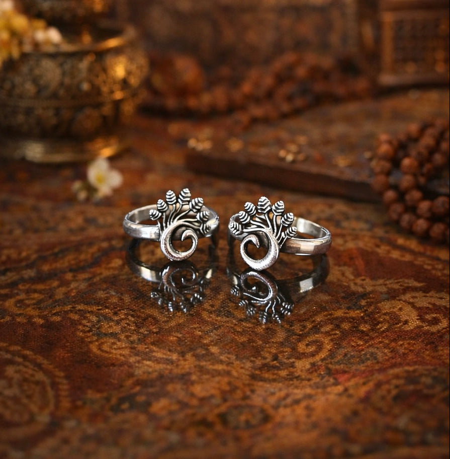 Curved peacock pattern adjustable toe ring in pure silver