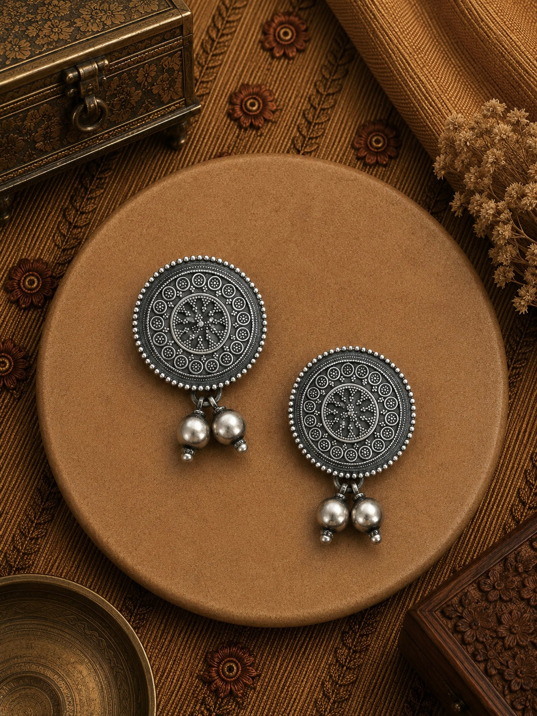 3cm diameter rava carving work antique finish studs with ball hangings in pure silver