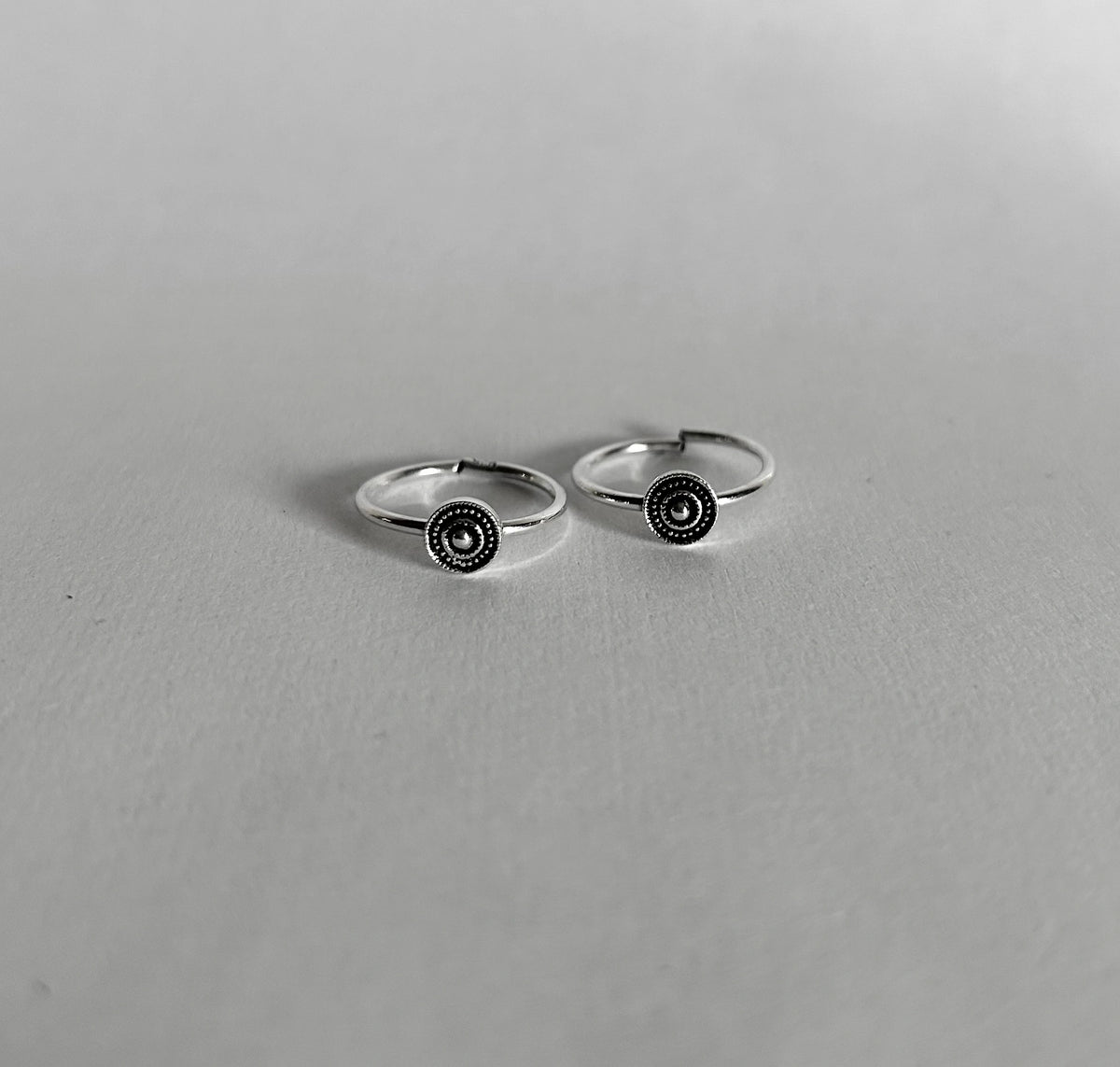 Small round rava motif thin band toe ring in pure silver (one pair)