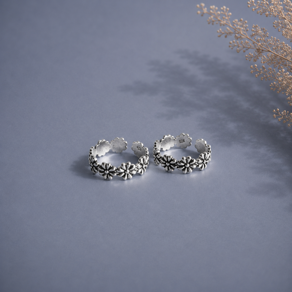 Daisy flower cut work pattern toe ring in pure silver (one pair)