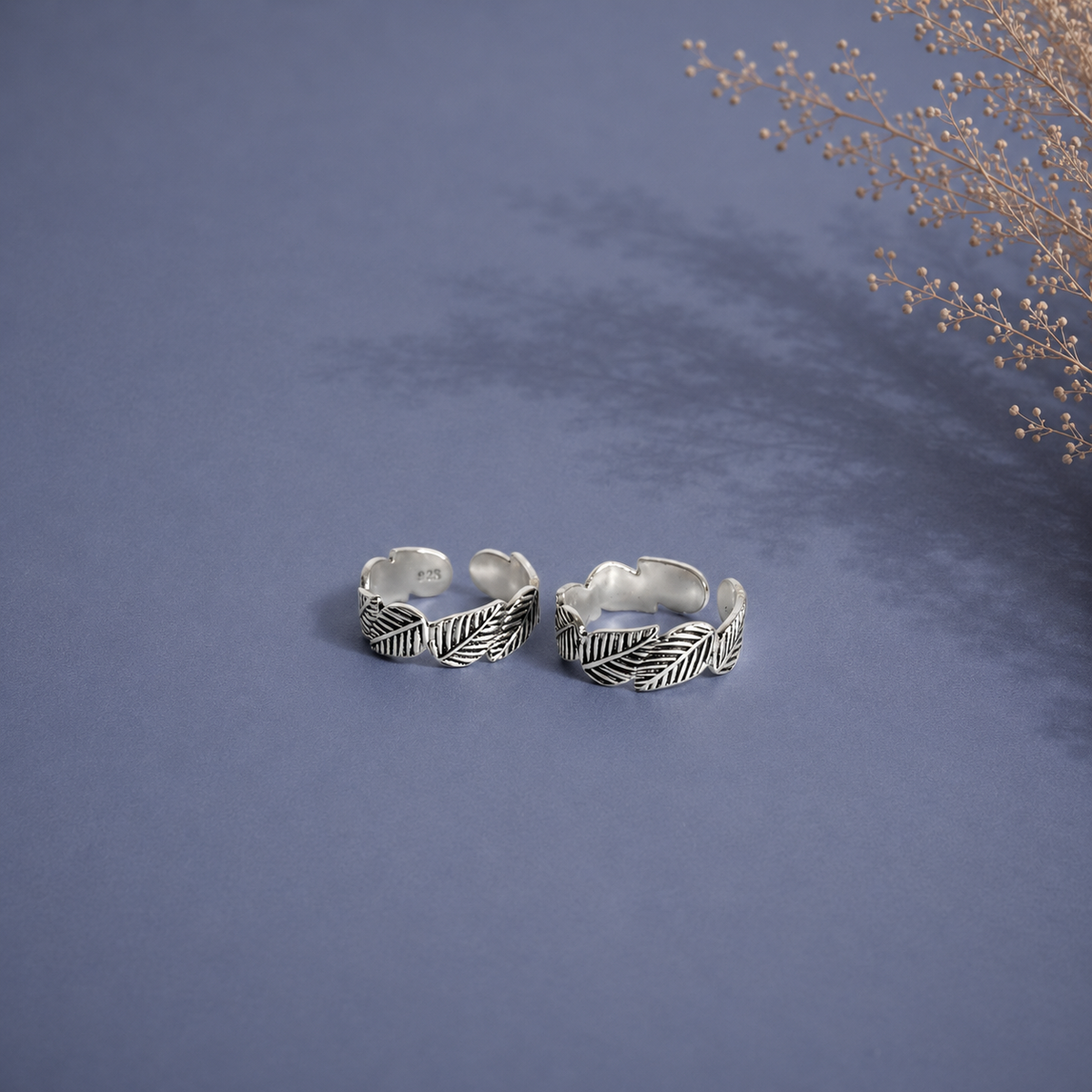 Uneven Leaf pattern toe ring in pure silver (one pair)