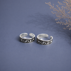 Triangular geometric pattern toe rings in pure silver (one pair)