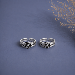 Single flower pattern two line toe ring in pure silver (one pair)