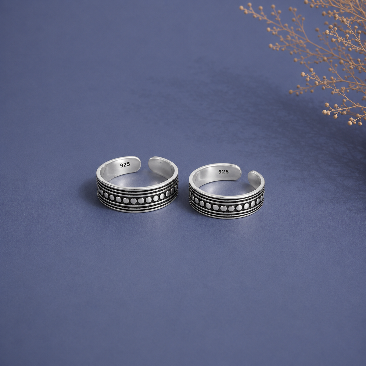 Linear and circular carving pattern toe ring in pure silver (one pair)