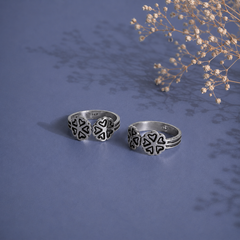 Twin flower enamel adjustable band toe ring in pure silver